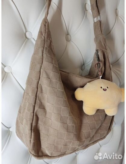 Плюшевая сумка багет через плечо