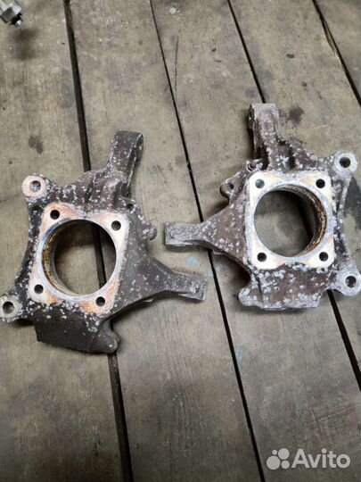 Кулак передний Крайслер Вояджер 01-07