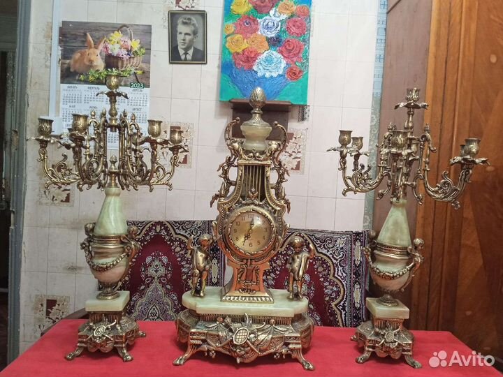 2 бронзовых подсвечника и одни часы с малахитом