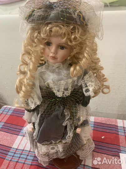 Кукла фарфоровая коллекционная Швеция