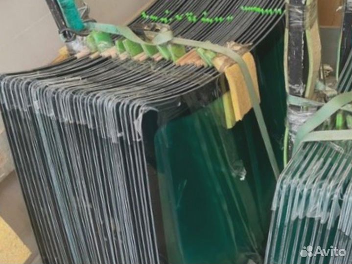 Стекло двери левое Komatsu