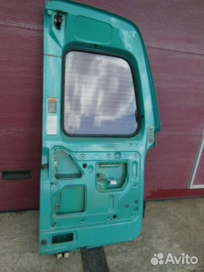 Дверь багажника левая Nissan Serena