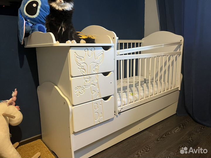 Детская кроватка с маятником