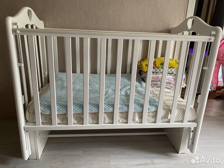 Детская кроватка с маятником