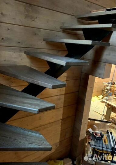 Облицовка лестничного металлокаркаса деревом