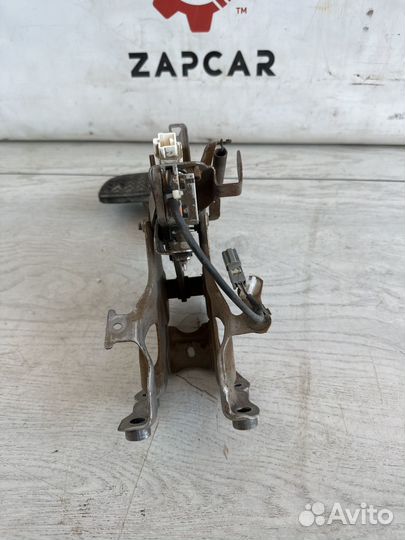 Toyota Camry v50 Педаль тормоза