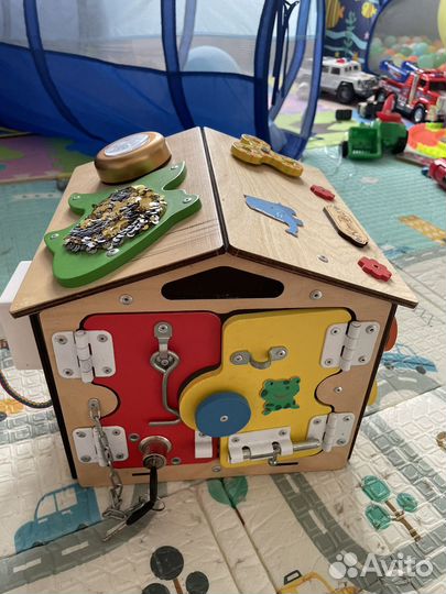 Бизиборд домик