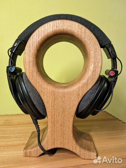 Подставка для наушников из дерева