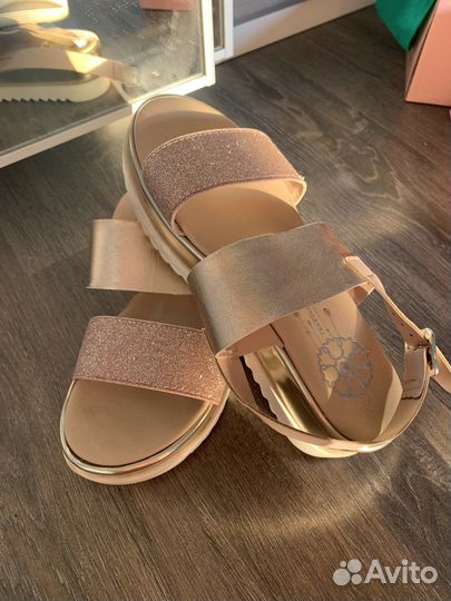 Сандалии новые