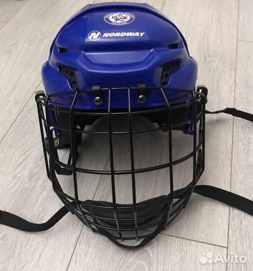 Хоккейный шлем