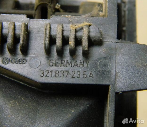 Ручка двери зад. левой внутренняя VW Golf 2