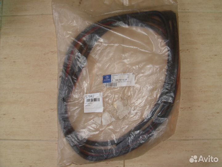 Уплотнение задней двери A 169 737 13 30