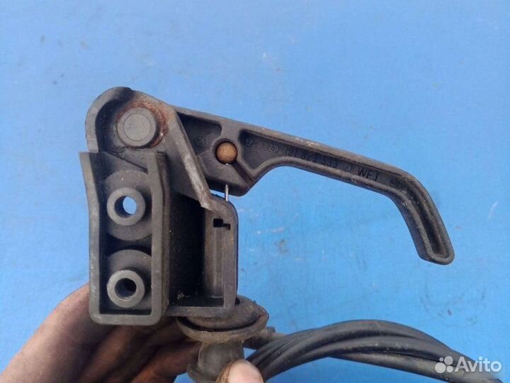 Трос капота Volkswagen Golf 2 1990