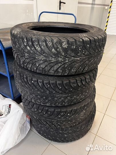Goodyear UltraGrip Extreme 215/55 R17 94T