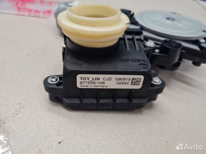 Моторчик стеклоподъёмника задний левый Toyota Avensis T27 2008-2018