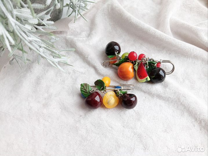 Брошь с ягодами