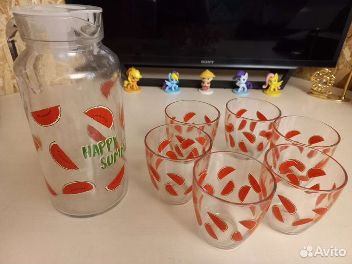 Кувшин со стаканами