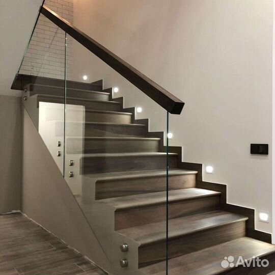 Лестница в дом, в студию, апартаменты