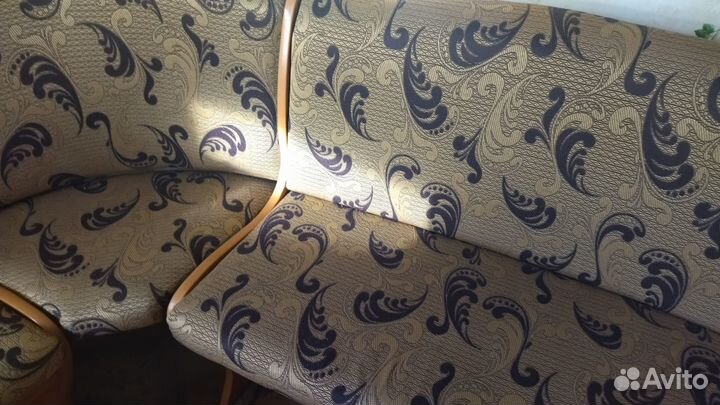 Кухонный угловой диван и табуретки