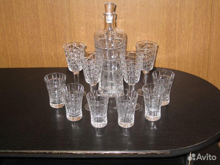 Хрустальный графин с рюмками