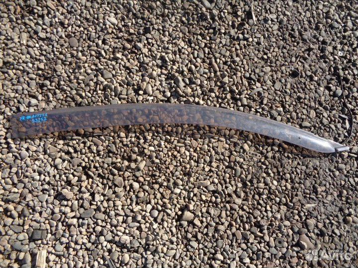 Ветровик передний правый Toyota Avensis AZT251