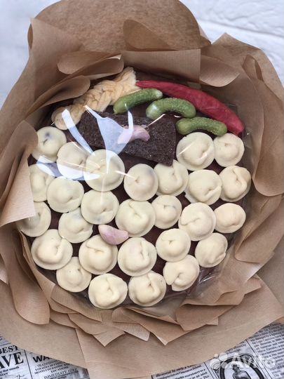 Шоколадные пельмени, огурцы.мужской букет