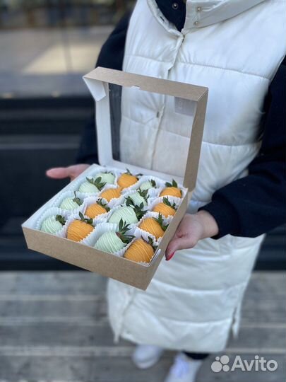 Коробочка из клубники с апельсином и лимонном