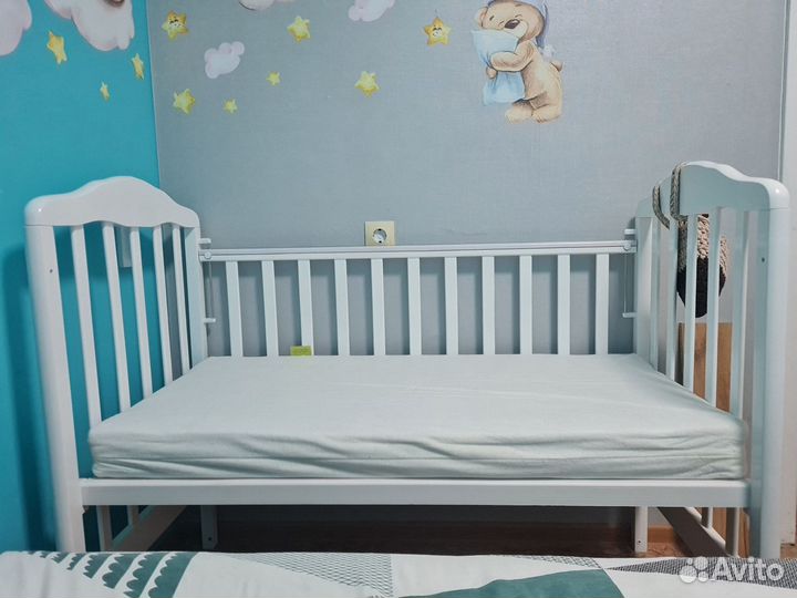 Детская кроватка с маятником