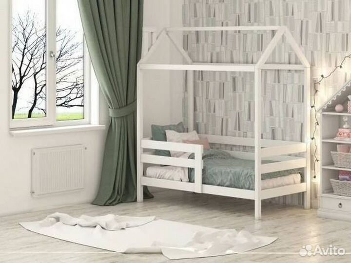 Кроватка для малыша домик из натурального дерева в