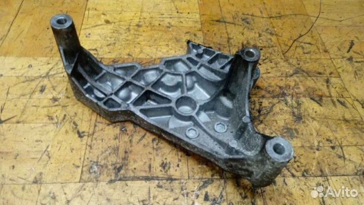 Кронштейн двигателя правый Volkswagen Passat B6