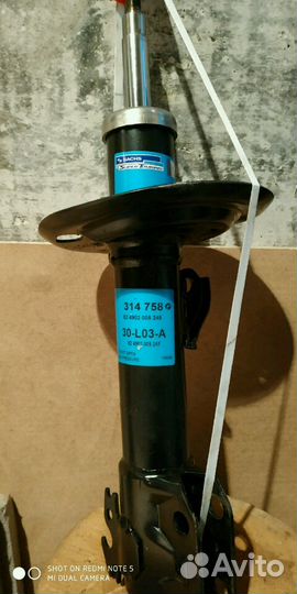 Амортизатор правый новый Toyota Yaris 2 (P90)