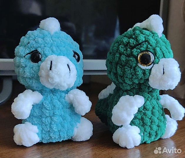 Плюшевый динозаврик