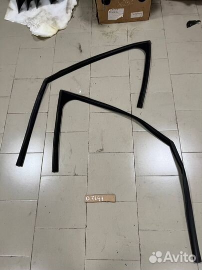 Уплотнитель окна jaguar f-pace x761