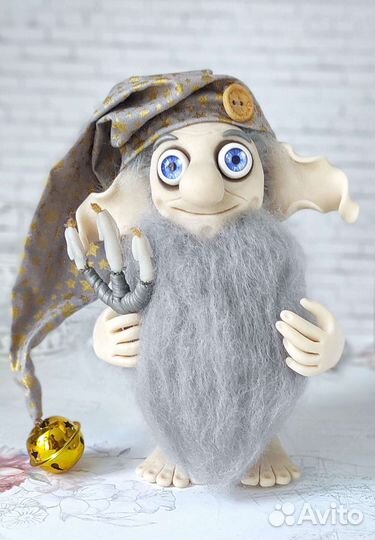 Серый гном домовой, в колпаке с колокольчиком