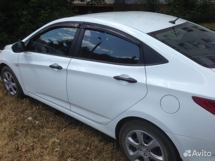 Дефлектор двери на Hyundai Solaris седан с 2010