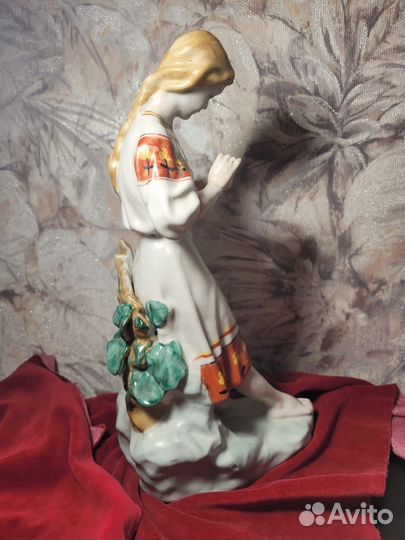 Фарфоровая статуэтка СССР девушка с ромашкой
