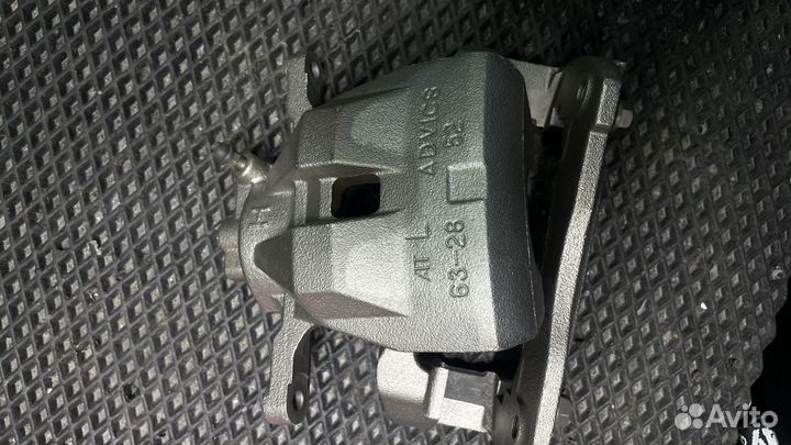 Передние тормозные суппорта Toyota Camry 55 3,5