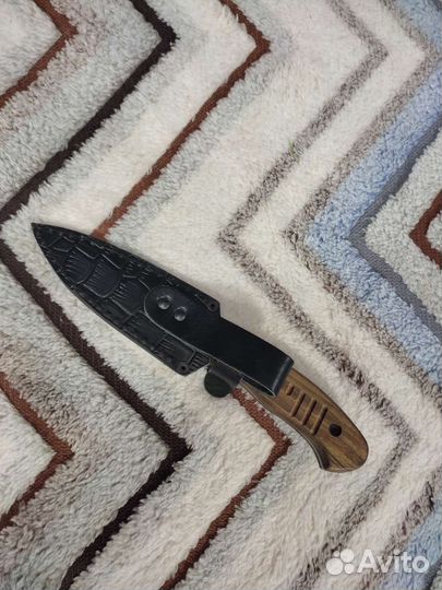 Нож с деревянной ручкой