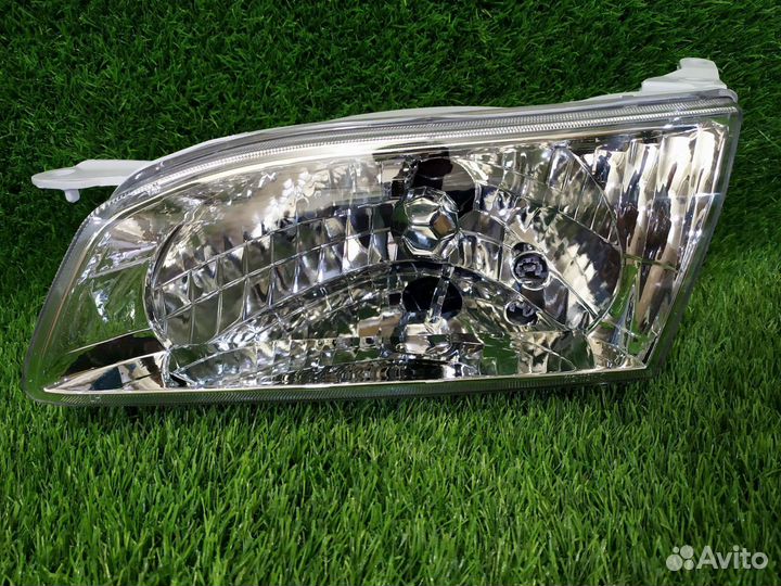 Фара правая toyota corolla 110
