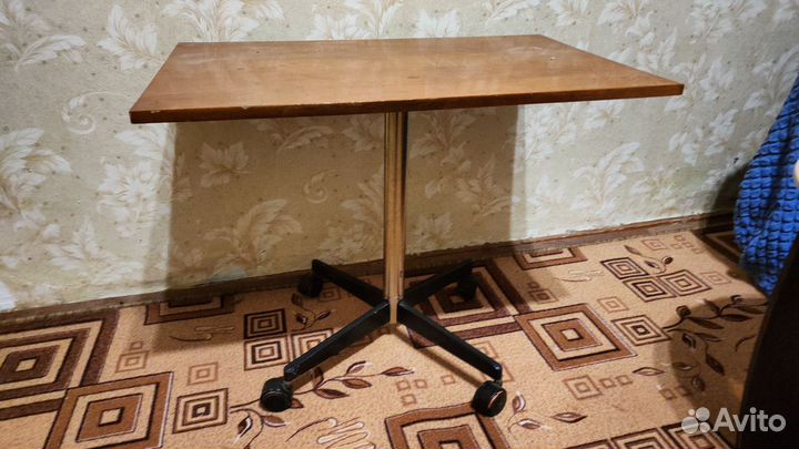 Подставка под телевизор с колесиками