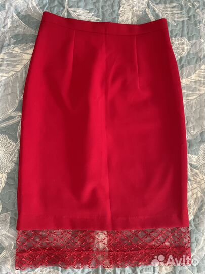 Красная юбка с замком