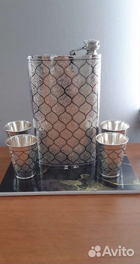 Набор фляжка и 4 стопки