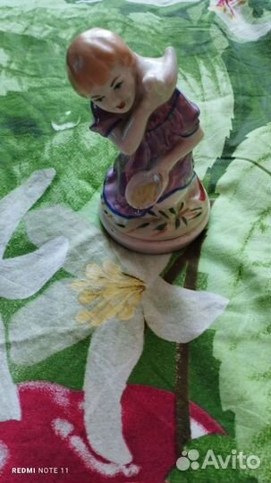Статуэтка девочка кормит голубя фарфор