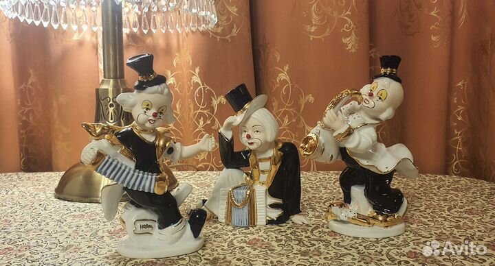 Коллекция статуэток клоунов из фарфора