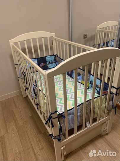 Детская кроватка с маятником и ящиком
