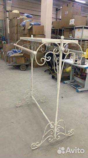 Вешало напольное для одежды