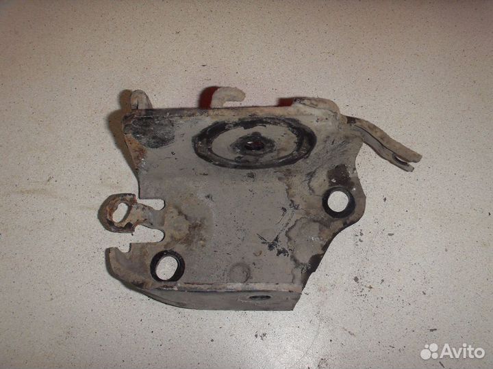 Кронштейн задней балки 55429AX600 Nissan Micra