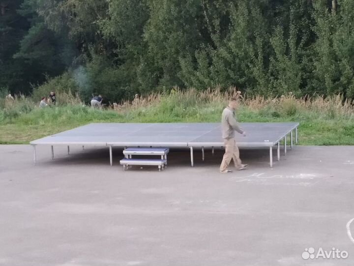 Аренда красивой сцены с крышей