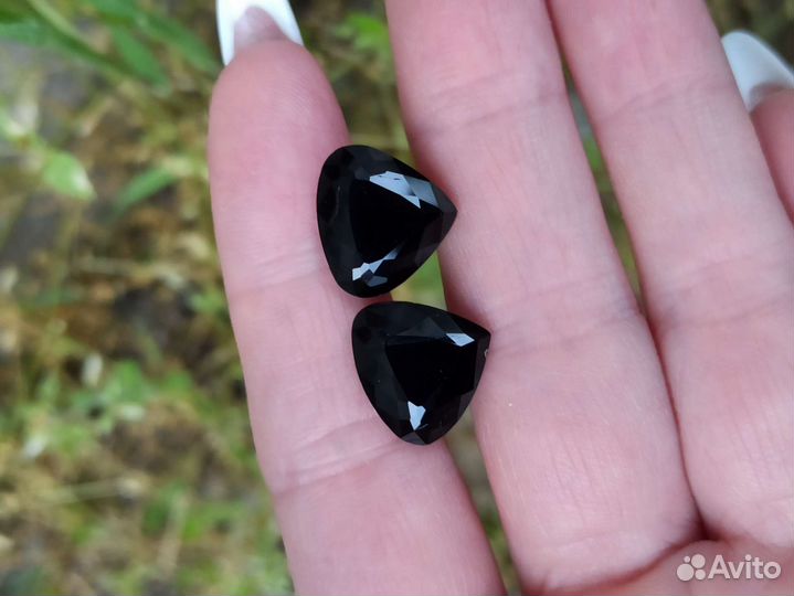 Природный чёрный турмалин шерл
