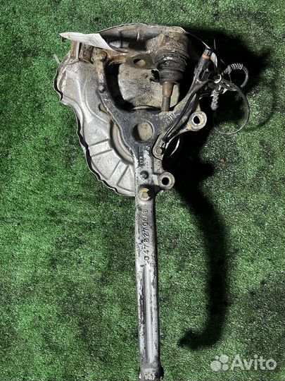 Передний левый поворотный кулак Chrysler 300C 3.0